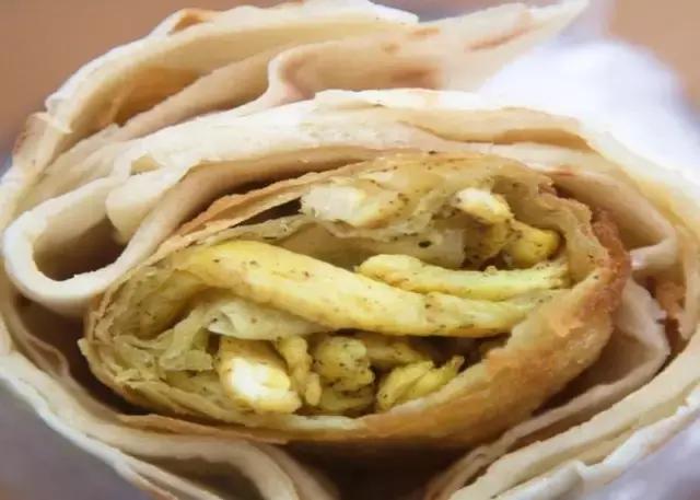 天津南开王顶堤美食大饼卷圈,到天津来必吃的早点之大饼卷圈