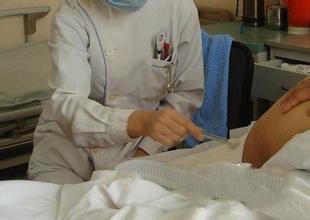 剖腹产伤口有一小块地方没愈合,剖腹产伤口有一个小口没愈合