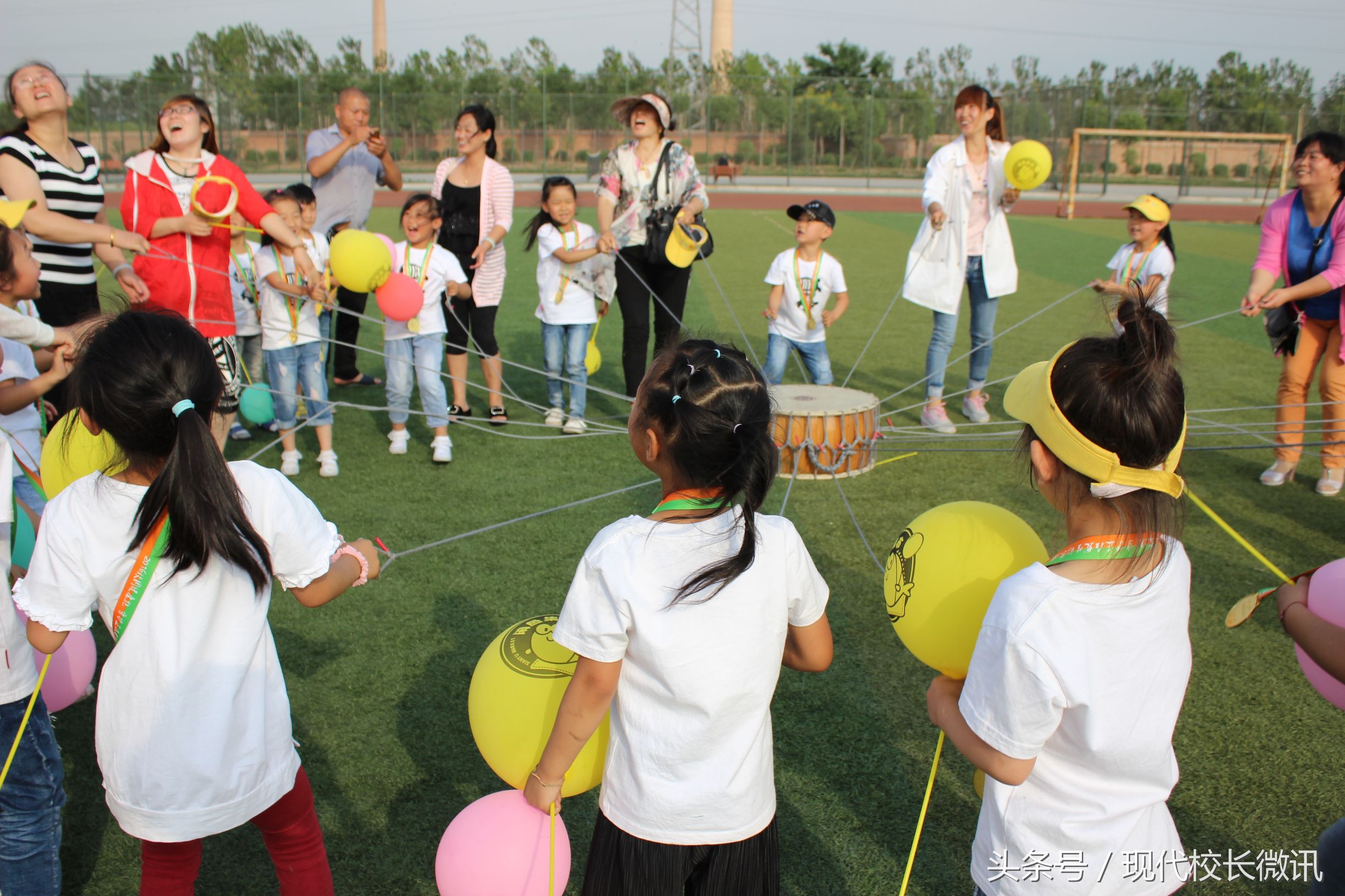 大手牵小手幼儿园户外游戏,大手牵小手手指游戏完整版幼儿园