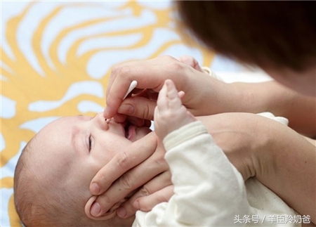 给宝宝清理鼻屎用什么棉签,怎么正确给宝宝清理鼻屎
