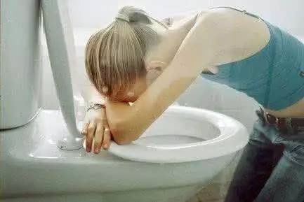 怀孕早期呕吐后有褐色分泌物,怀孕早期肝功能异常呕吐严重