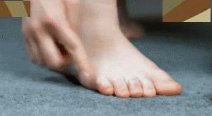 高跟鞋前面挤脚但是后跟掉怎么办,高跟鞋小了挤脚大了不跟脚怎么选