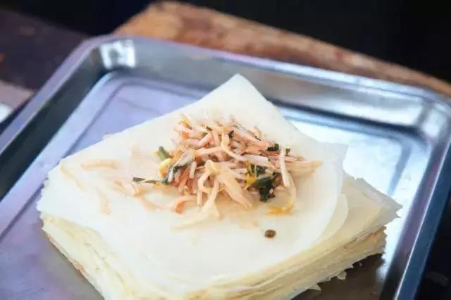 在天津倒两趟地铁，就为了去王顶堤吃上一口刚出锅的“大饼夹卷圈”！