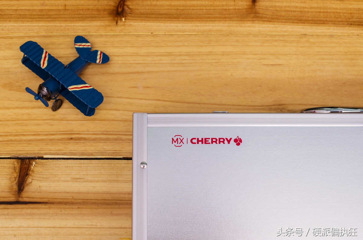 樱桃有一款铁的机械键盘,樱桃新款机械键盘