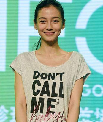 Angelababy产后素颜出席活动，身体这一部位足以看出她生过孩子，网友指责黄晓明