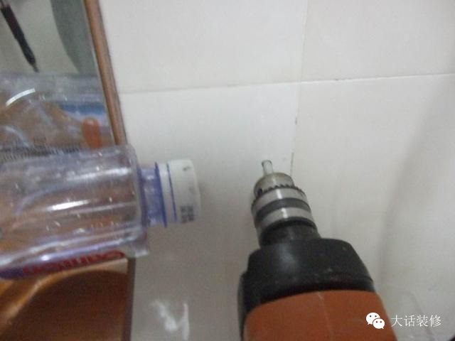 瓷砖打孔怎么打才不会开裂?师傅教我的方法百试百灵