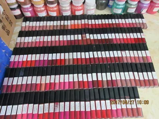 惊心！你高价代购的资生堂、欧莱雅、倩碧可能是假的！化工桶装满不知名原料，成本仅几毛钱！