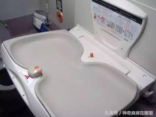一个人带婴儿坐飞机有不便吗,带娃坐飞机会疯吗