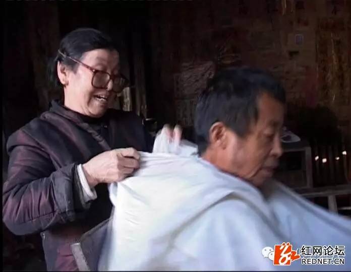 安化一老街居然藏了一位80岁绝美女理发师！