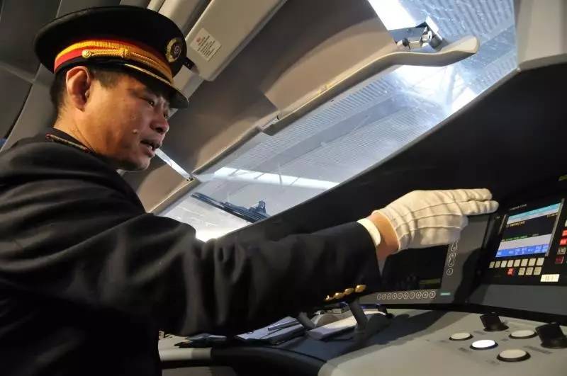 6本驾照见证“中国速度”—济南铁路局动车司机薛军和他的“火车人生”