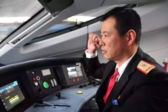 6本驾照见证“中国速度”—济南铁路局动车司机薛军和他的“火车人生”