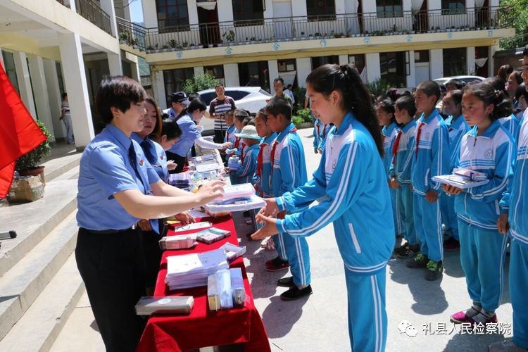 大爱无疆关爱儿童视频,检察院关爱留守儿童爱心捐赠活动