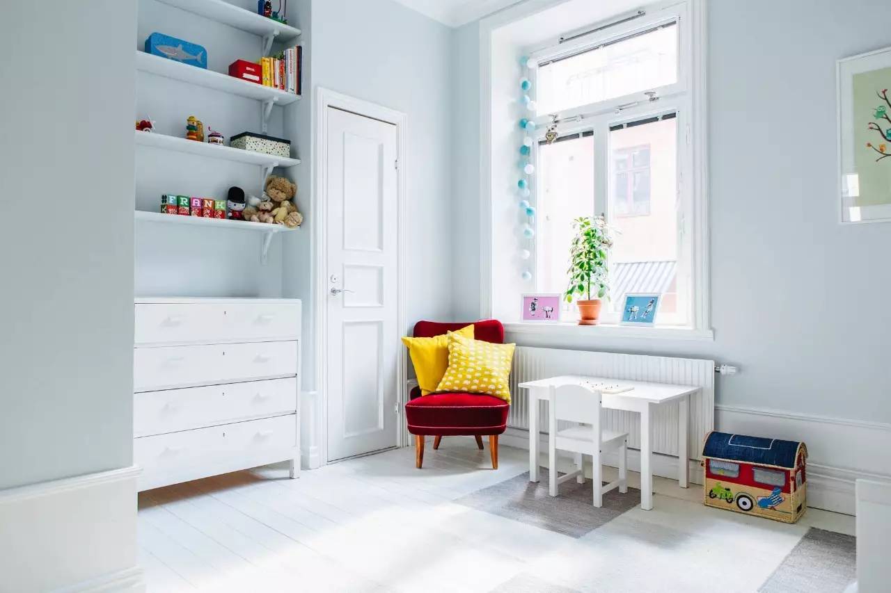 一家三口住一间小房布置,一家三口住三房一厅怎么布置房间