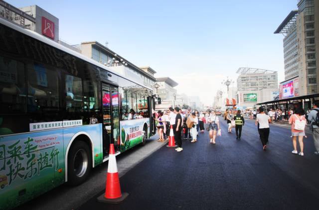 密集修路，拥堵怎么破？包头交警出绝招，快来看看怎么走吧