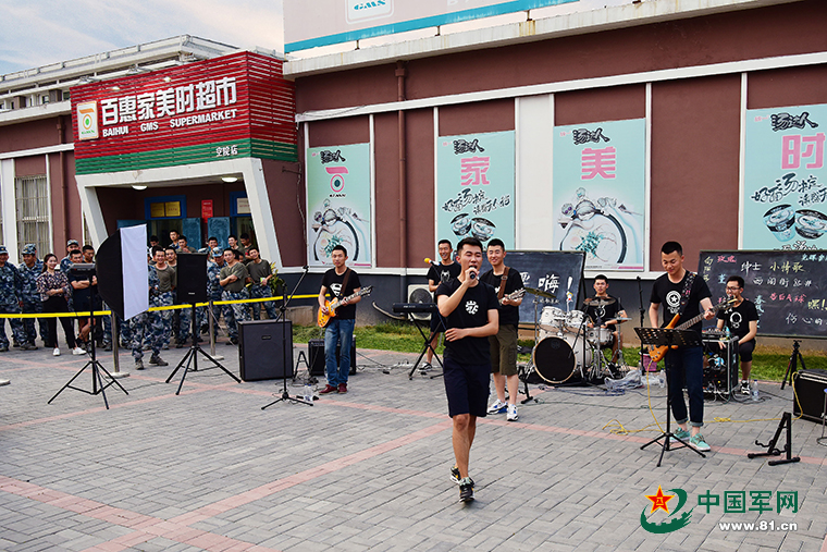 一大波帅哥来袭！远航乐队露天演唱会嗨翻军校