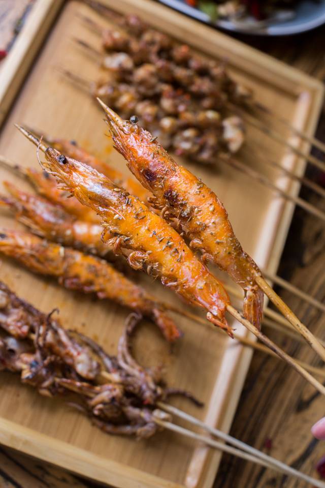 没有“马砂”怎么办？在白堤路这家天津范儿的“吃货大食堂”里，烧烤、火锅、麻小、炒海鲜可以轮番PK到凌晨2点！