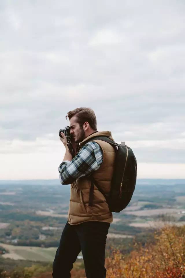 哪个大牌包包男士好看又实用,目前比较流行的男士包