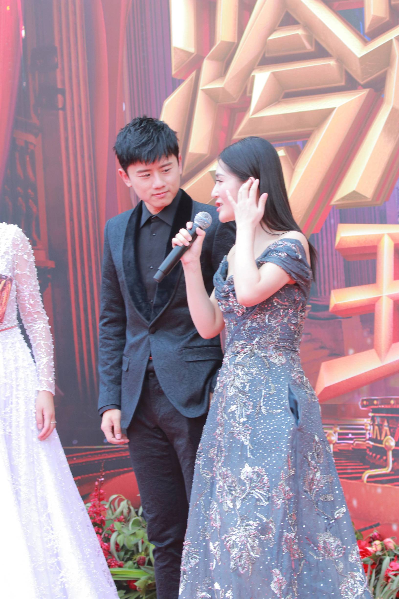 谢娜机场穿红色长裙被张杰夸赞,谢娜礼服三步一踩