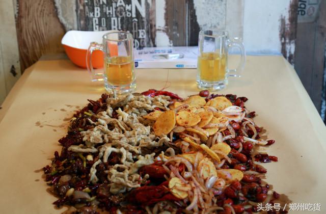 WTF？去南阳路吃海鲜，服务员把菜倒桌上就走，连筷子都没有？