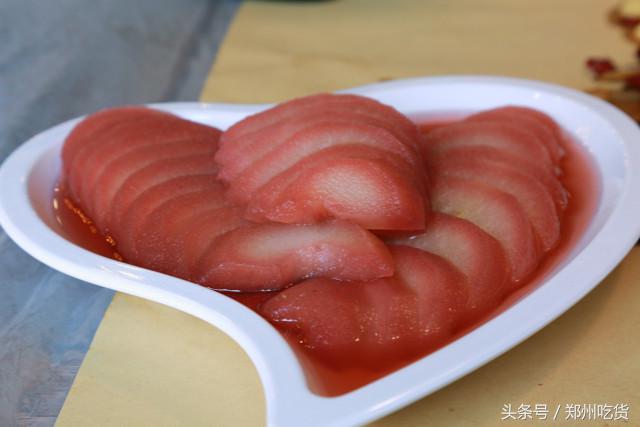 WTF？去南阳路吃海鲜，服务员把菜倒桌上就走，连筷子都没有？