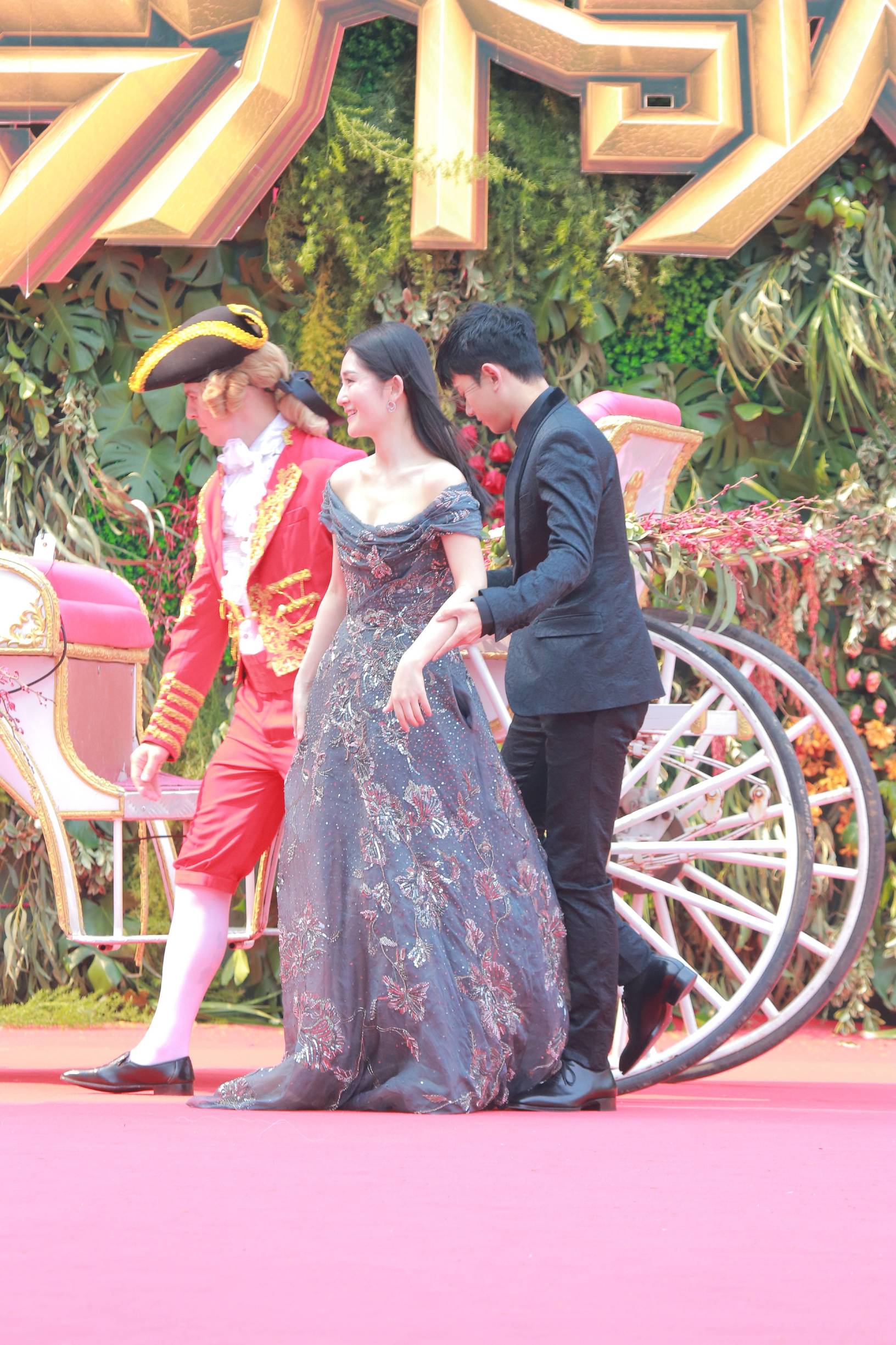 谢娜机场穿红色长裙被张杰夸赞,谢娜礼服三步一踩