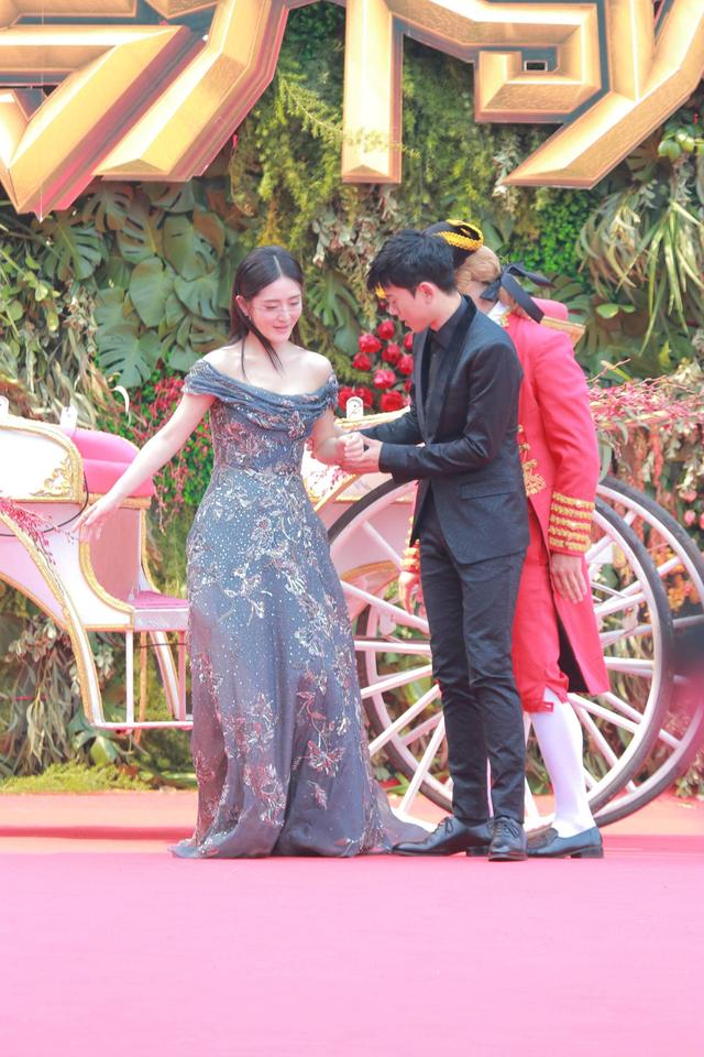 谢娜抹胸拖尾裙礼服,谢娜穿过全部礼服