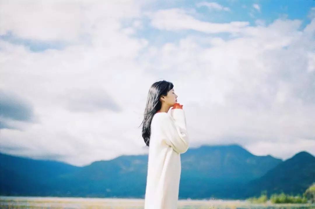 发量多简单又好看的头发造型教程,如何拍头发发丝好看