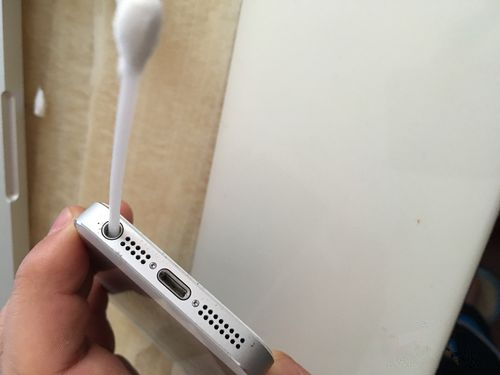 手机充电口进灰尘了怎么快速清理,清理手机听筒灰尘最简单的方法