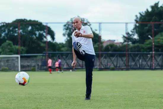 这个爆眼子老头搞事情搞到泰国去了，三台人民想对你说：雄起！