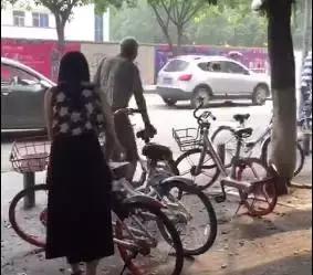 一夜风雨后，成都一白发爷爷的这个举动获赞无数！