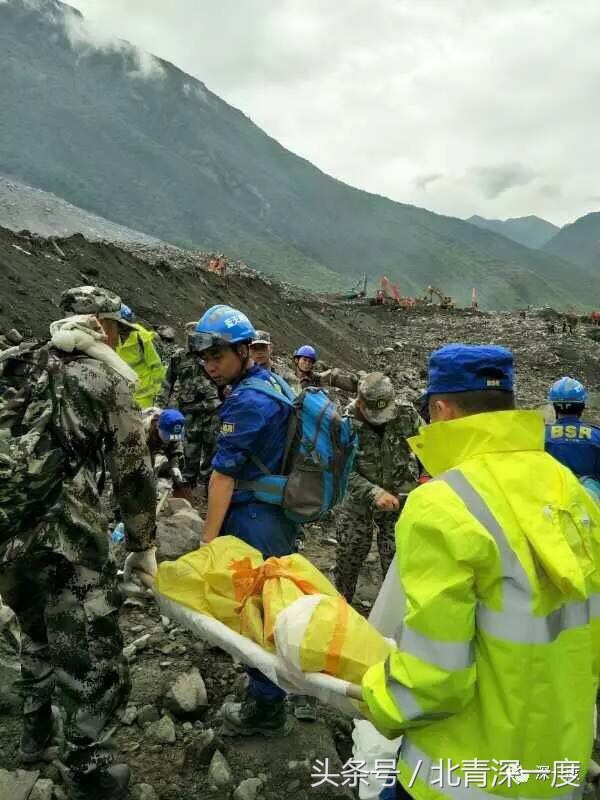 深度报道茂县垮塌“头七”祭拜日：72小时救援，在希望中等来诀别