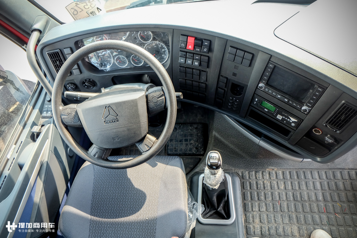 新款重汽t7牵引车,540马力的重汽