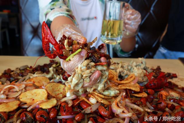 几个意思?去郑州南阳路吃海鲜,服务员你把菜倒桌上就跑?