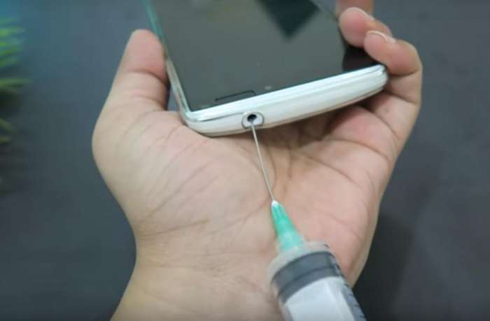 手机充电口进灰尘了怎么快速清理,清理手机听筒灰尘最简单的方法