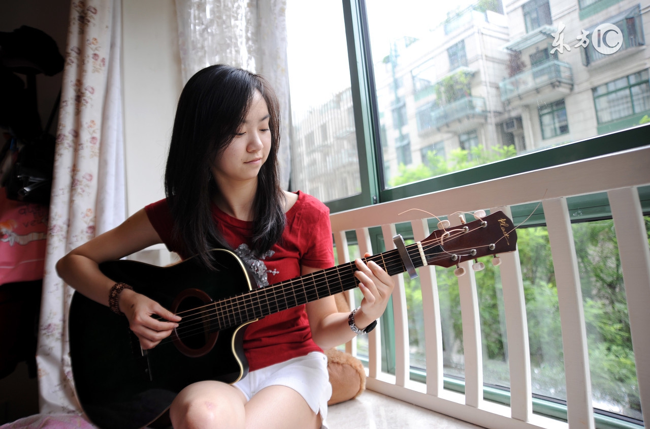 一个假LV包被当场识破，阴差阳错，竟然打败了高富帅情敌