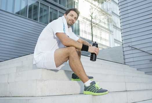 晚上运动完能喝水第二天眼睛浮肿,为什么晚上跑步第二天眼睛会肿