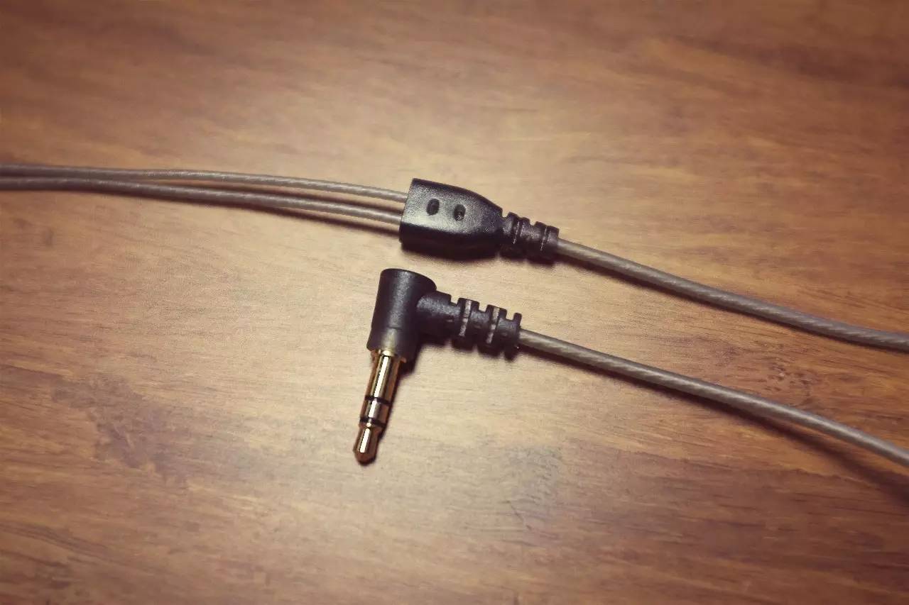 什么手机耳机插头是扁的,哪种耳机品牌有type插头