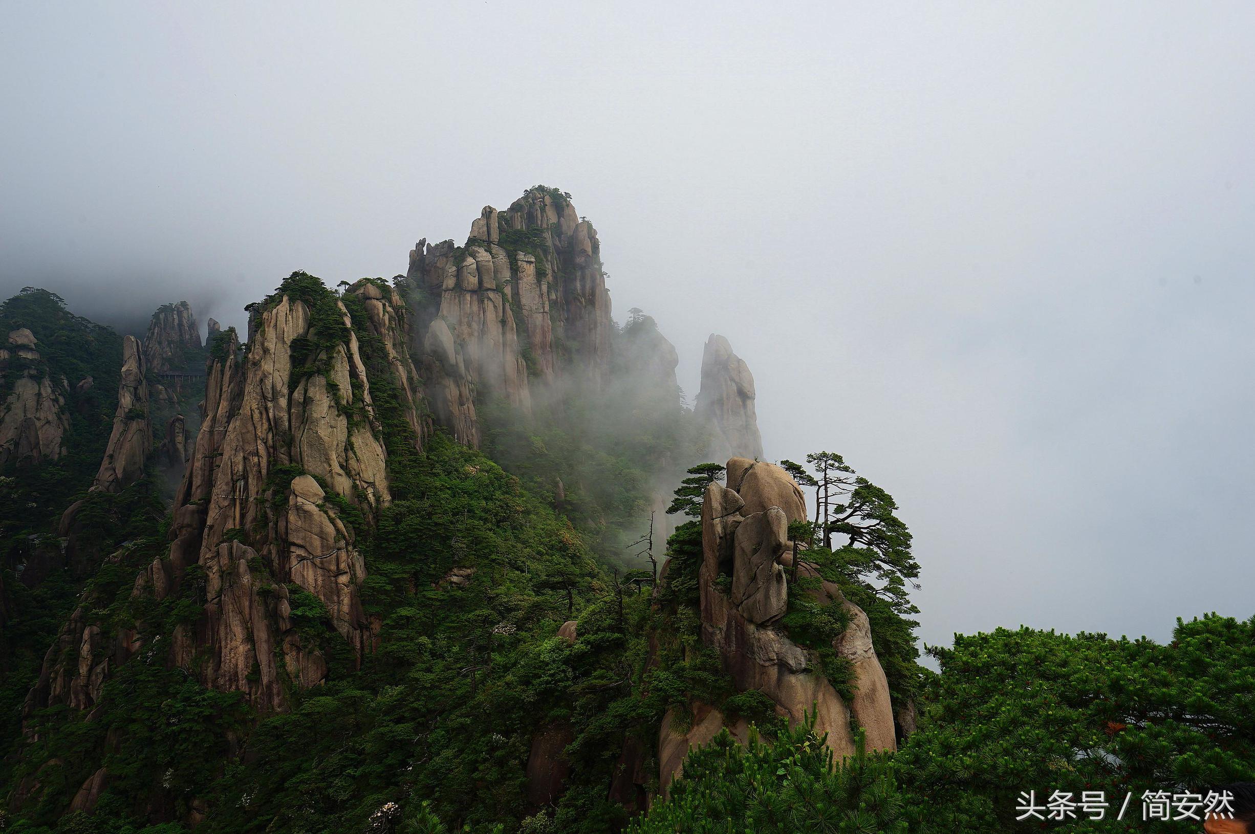 云雾缭绕人间仙境的三清山,云雾中的三清山如画般的仙境
