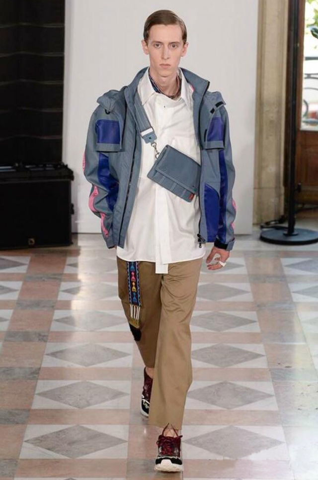 gucci男士虎头胸包街拍,2019胸包街拍