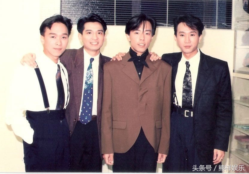 给黄家驹抬棺扶灵的人是谁,黄家驹葬礼现场照片