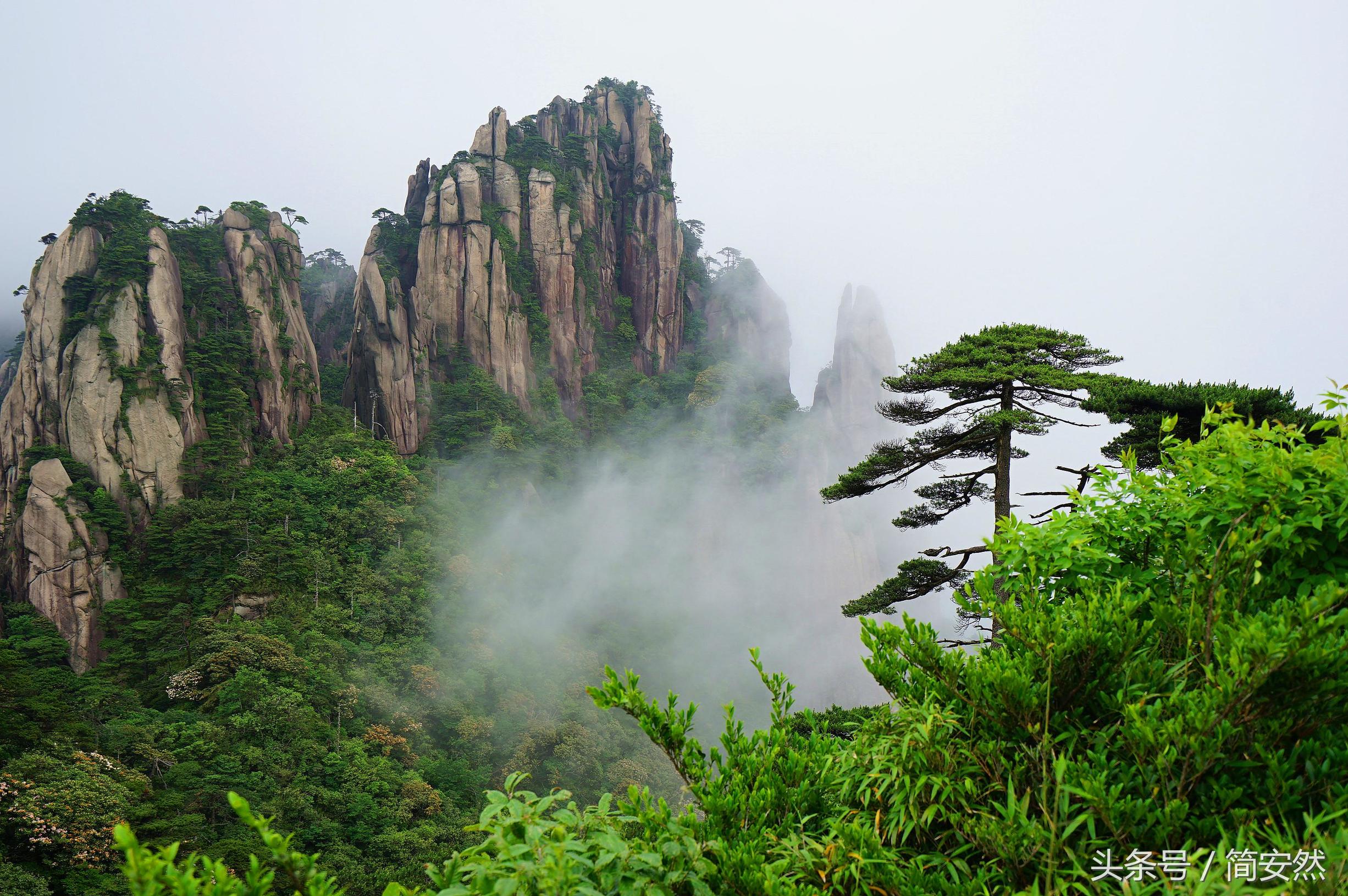 云雾缭绕人间仙境的三清山,云雾中的三清山如画般的仙境