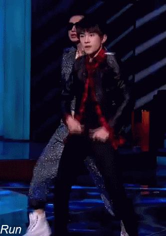 易烊千玺跳舞顶胯合集动图哦！张张是top，但最撩的是三周年的！