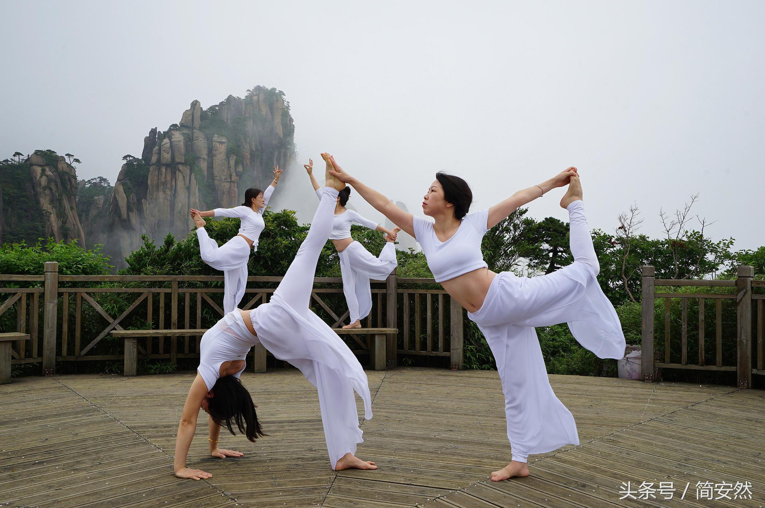 云雾缭绕人间仙境的三清山,云雾中的三清山如画般的仙境