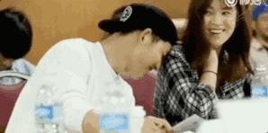 宋仲基宋慧乔白天揽腰秀甜蜜,宋仲基宋慧乔甜蜜太阳后裔