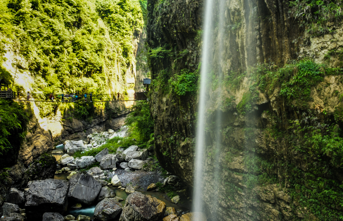 恩施大峡谷落石砸死游客,恩施大峡谷落石砸人