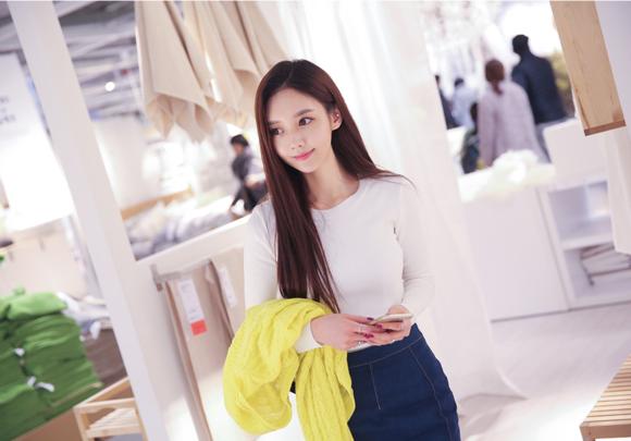 孙允珠露脐装短t恤,孙允珠一袭黑色丝绒露肩连衣裙