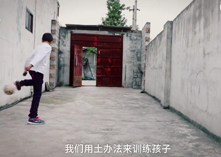 5块钱废旧轮胎练体力,留守儿童建“战狼”足球队,说要为国争光