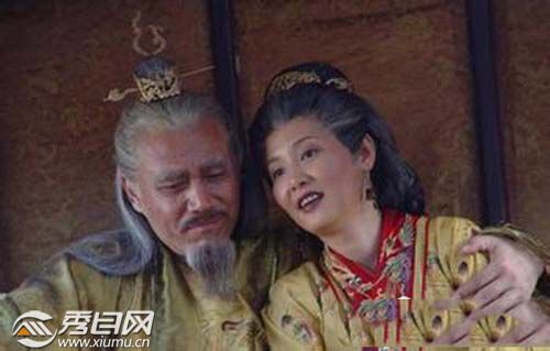 看一双大脚是如何在一个“小脚”的社会生存下来呢?