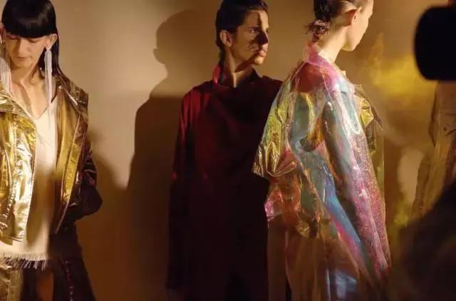 艾特扬州人，拜托！时尚的人都已经在雨天拗起造型了，你却还在躲雨