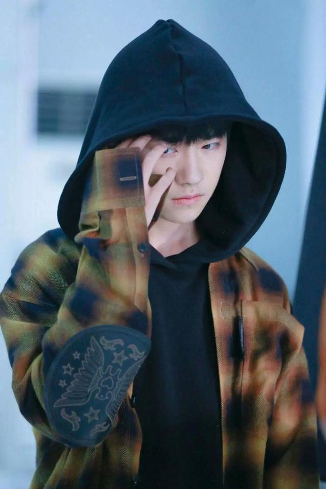 前辈对易烊千玺的评价最新,分享你很喜欢的易烊千玺图片